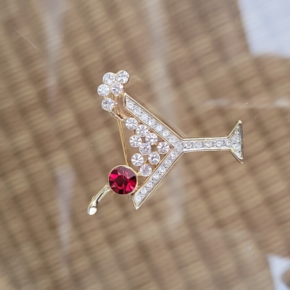 Jewelry - Vintage martini cocktail rhinestone pin